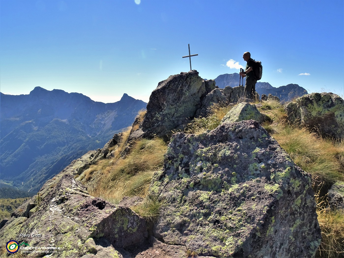 19 Ismaele alla croce di vetta del Monte delle galline (2131 m).JPG